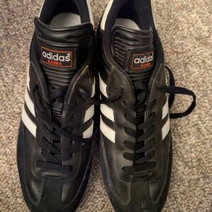 Men’s adidas Samba Classic Indoor Soccer shoes. Size 10.5